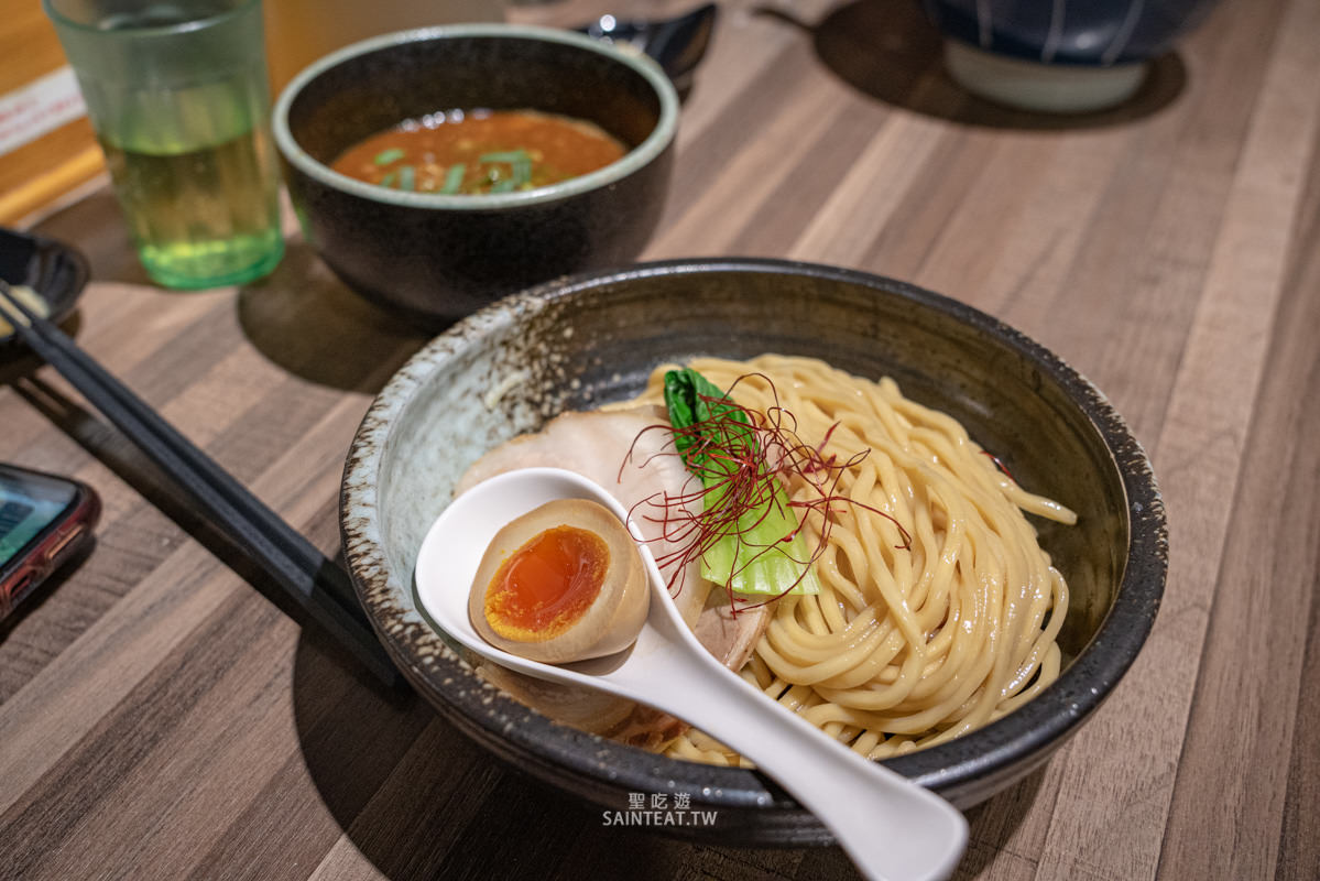 麵屋輝》台北拉麵推薦|炸雞完美,無懈可擊的好吃!但拉麵我覺得沒那麼出色。 - 第1張圖 麵屋輝》台北拉麵推薦|炸雞完美,無懈可擊的好吃!但拉麵我覺得沒那麼出色。