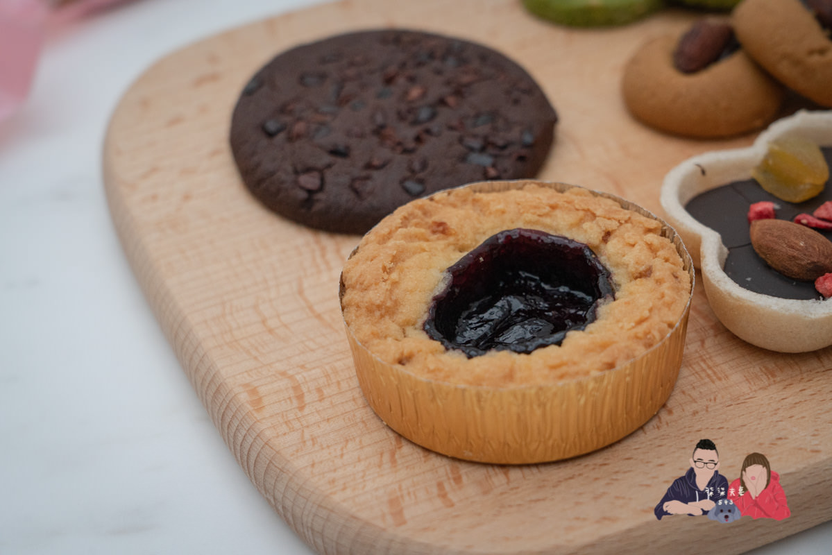 喜餅試吃》黑色棒棒糖評價｜趁著疫情期間宅配試吃，老闆也太佛心了吧？寄了滿滿一大盒來！！