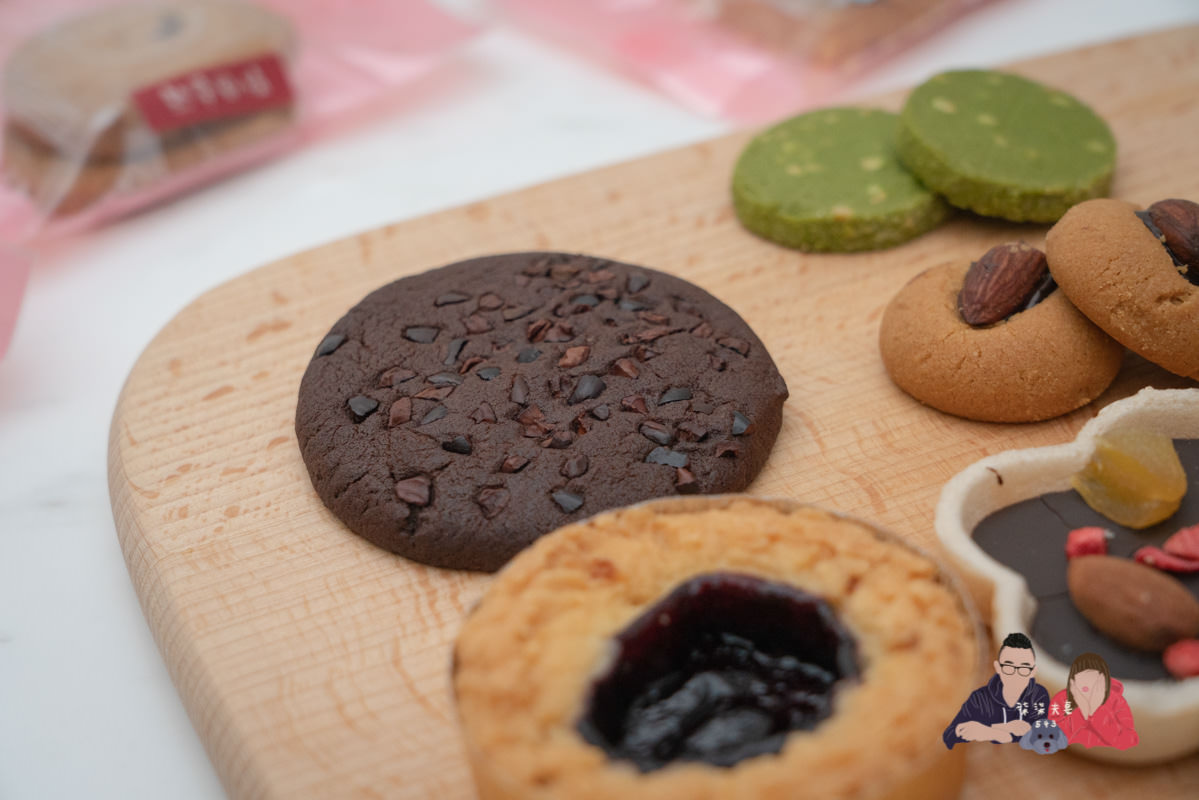 喜餅試吃》黑色棒棒糖評價｜趁著疫情期間宅配試吃，老闆也太佛心了吧？寄了滿滿一大盒來！！