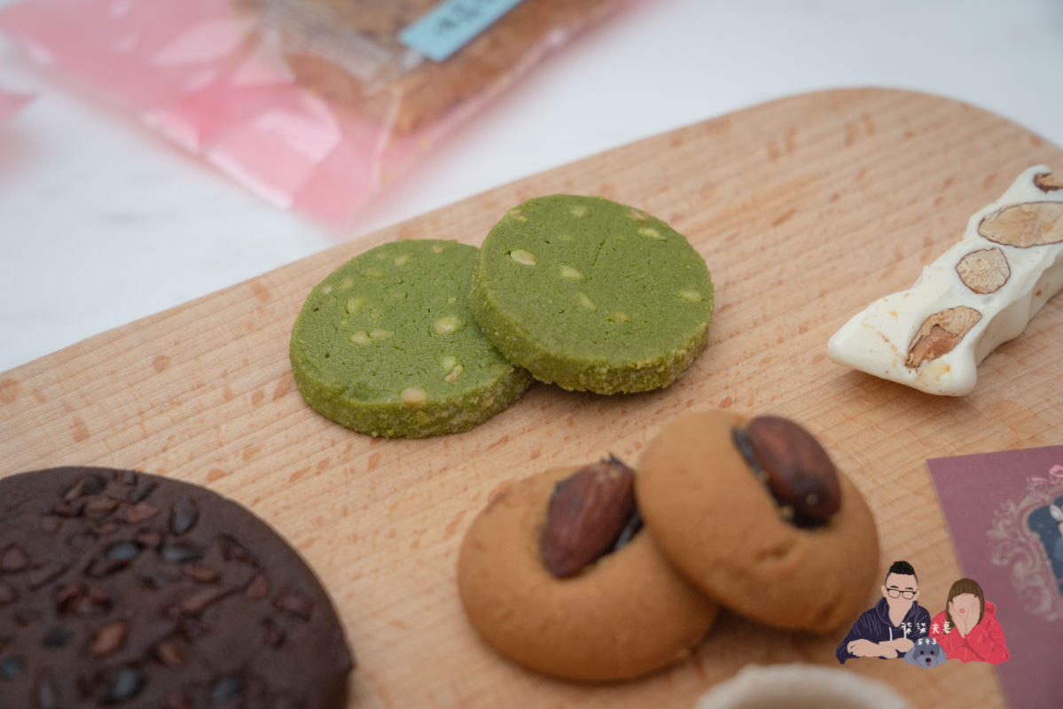 喜餅試吃》黑色棒棒糖評價｜趁著疫情期間宅配試吃，老闆也太佛心了吧？寄了滿滿一大盒來！！