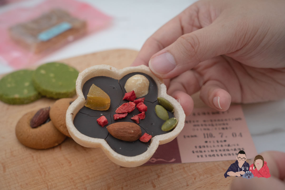 喜餅試吃》黑色棒棒糖評價｜趁著疫情期間宅配試吃，老闆也太佛心了吧？寄了滿滿一大盒來！！