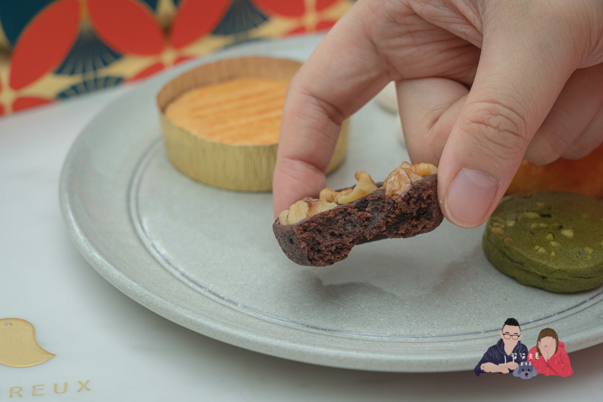 AMOUREUX暖法菓子》台中喜餅極度推薦！從外盒到餅乾，所有細節都做到極致的喜餅禮盒！