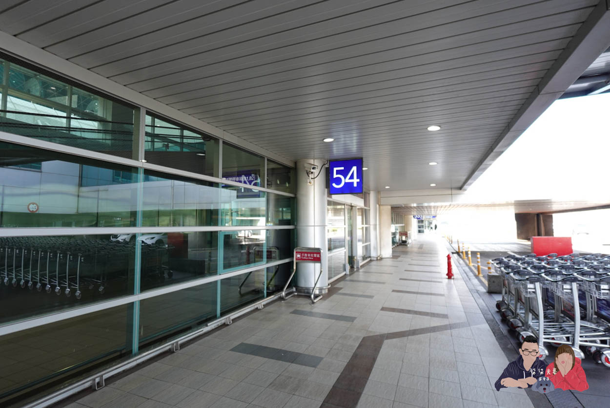 日月亭平安停車場桃園機場54號接駁點前往第二航廈 (1)