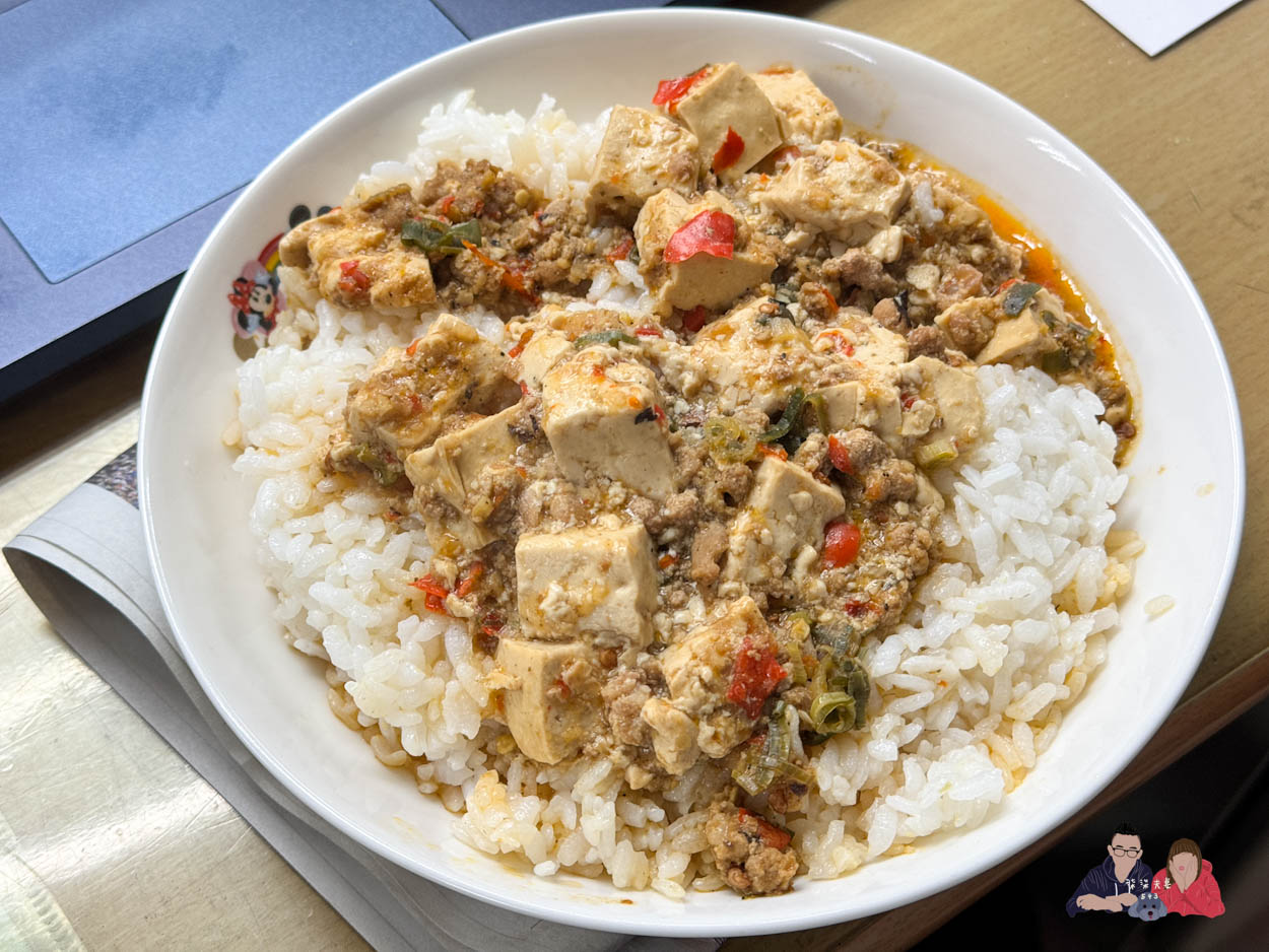 全家微波食品/甜點筆記》吃過的25項食物評比大集合,靠友善食光吃遍超商美食!- 持續增加中 - 第55張圖 全家四川風味麻婆豆腐燴飯 (3)