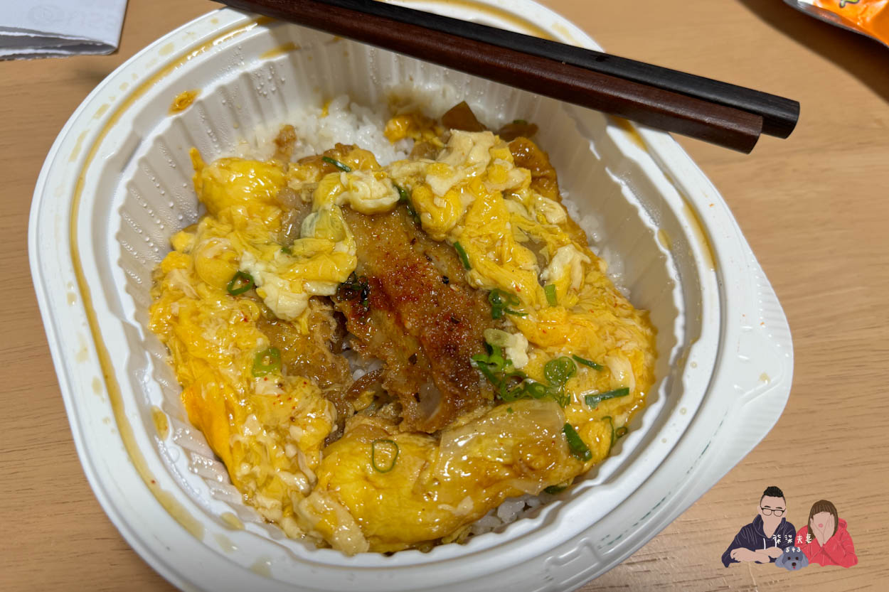 全家微波食品/甜點筆記》吃過的25項食物評比大集合,靠友善食光吃遍超商美食!- 持續增加中 - 第38張圖 全家屯京拉麵鐵板滑蛋炸豬排丼 (1)