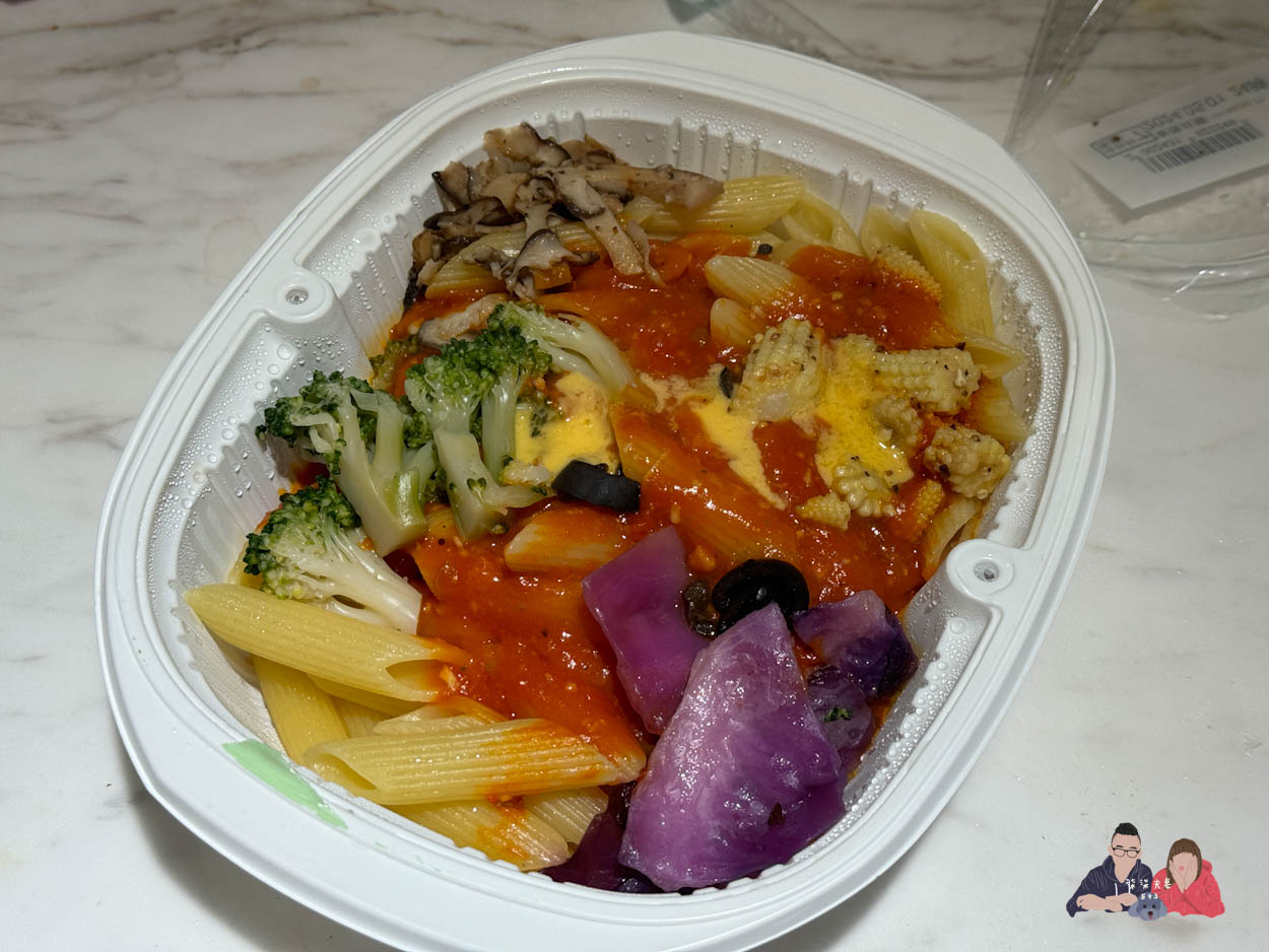 全家微波食品/甜點筆記》吃過的25項食物評比大集合,靠友善食光吃遍超商美食!- 持續增加中 - 第9張圖 全家烤蔬菜番茄筆尖麵 (2)