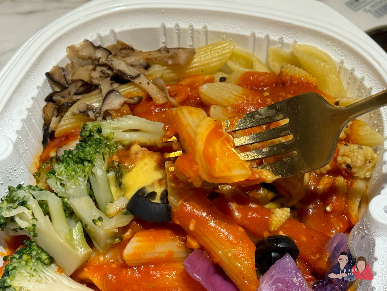 全家微波食品/甜點筆記》吃過的25項食物評比大集合,靠友善食光吃遍超商美食!- 持續增加中 - 第10張圖 全家烤蔬菜番茄筆尖麵 (3)