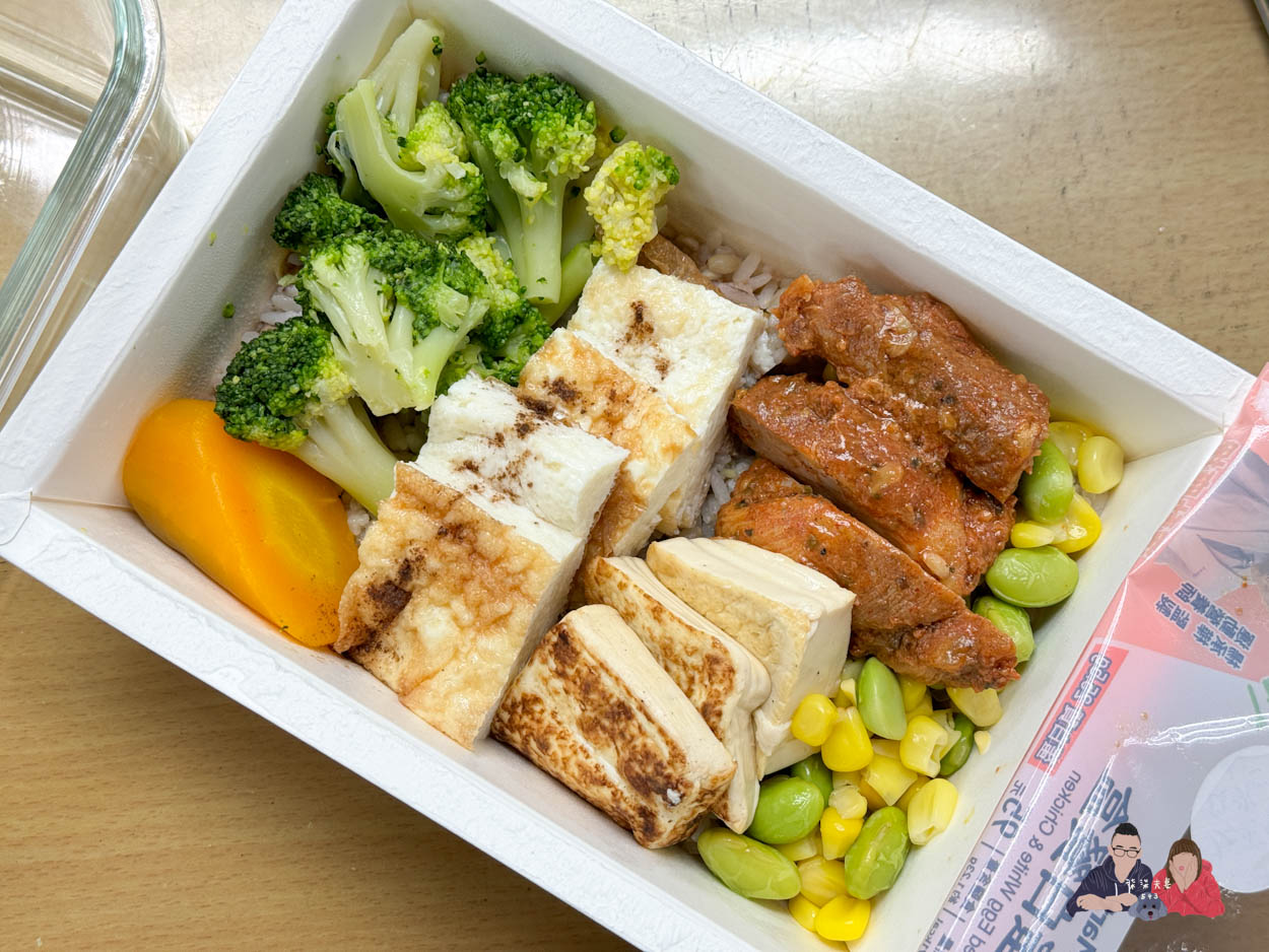 全家微波食品/甜點筆記》吃過的25項食物評比大集合,靠友善食光吃遍超商美食!- 持續增加中 - 第35張圖 全家烤蛋白餐盒 (2)