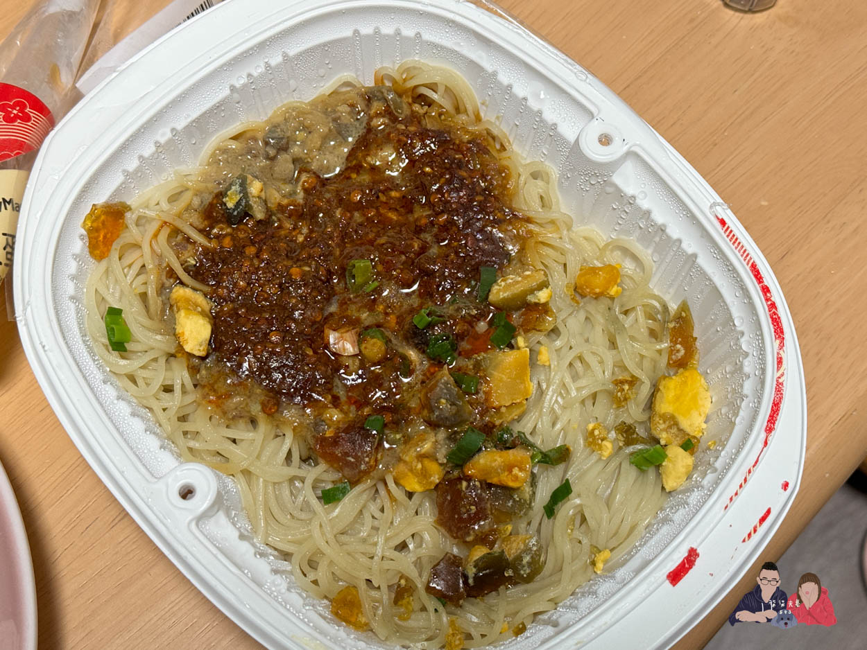 全家微波食品/甜點筆記》吃過的25項食物評比大集合,靠友善食光吃遍超商美食!- 持續增加中 - 第30張圖 全家皮蛋辣拌麵 (4)