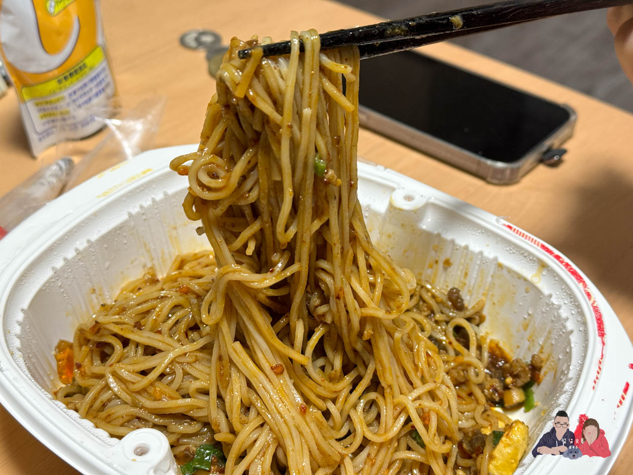 全家微波食品/甜點筆記》吃過的25項食物評比大集合,靠友善食光吃遍超商美食!- 持續增加中 - 第31張圖 全家皮蛋辣拌麵 (5)