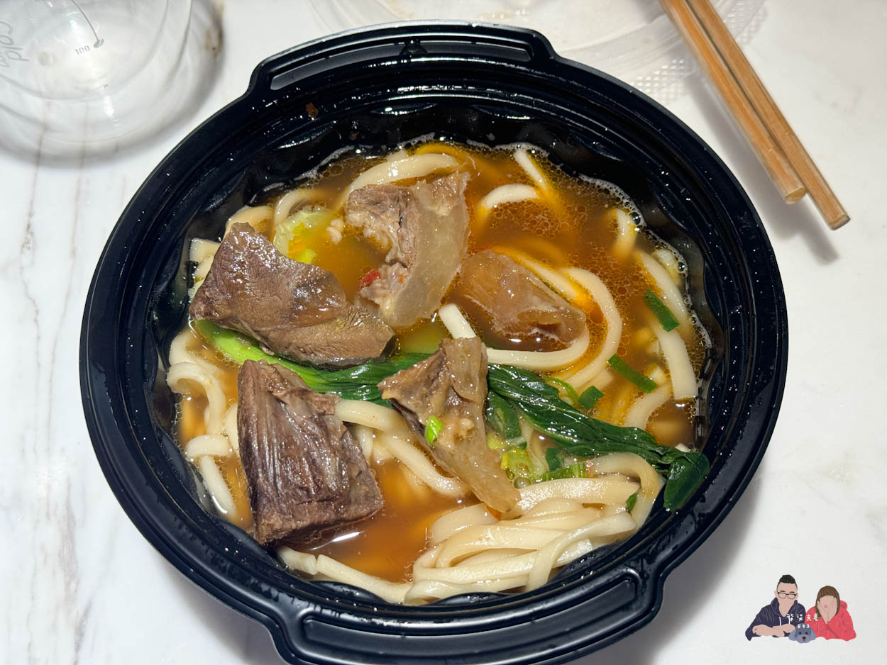 全家微波食品/甜點筆記》吃過的25項食物評比大集合,靠友善食光吃遍超商美食!- 持續增加中 - 第52張圖 全家紅燒雙寶牛肉麵 (5)