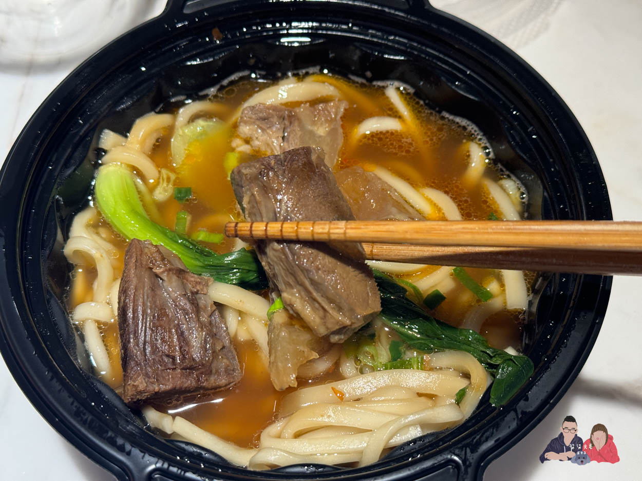 全家微波食品/甜點筆記》吃過的25項食物評比大集合,靠友善食光吃遍超商美食!- 持續增加中 - 第53張圖 全家紅燒雙寶牛肉麵 (6)