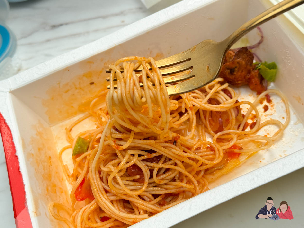 全家微波食品/甜點筆記》吃過的25項食物評比大集合,靠友善食光吃遍超商美食!- 持續增加中 - 第4張圖 全家莎莎烤雞麵沙拉 (5)