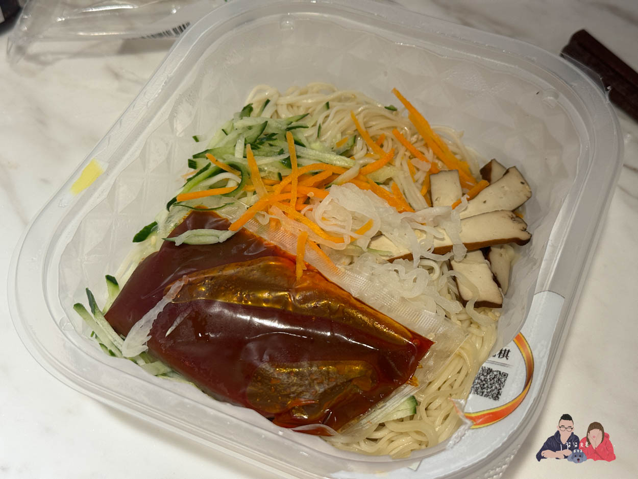全家微波食品/甜點筆記》吃過的25項食物評比大集合,靠友善食光吃遍超商美食!- 持續增加中 - 第27張圖 全家酸辣麻醬細冷麵 (2)