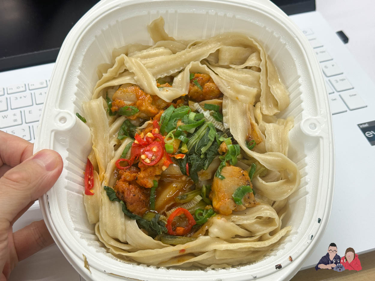 全家微波食品/甜點筆記》吃過的25項食物評比大集合,靠友善食光吃遍超商美食!- 持續增加中 - 第19張圖 全家青花驕青花椒雞肉拌麵 (2)