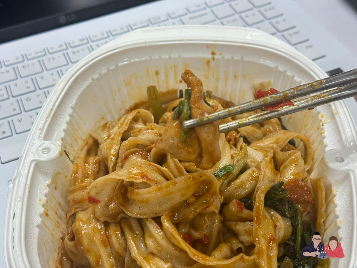 全家微波食品/甜點筆記》吃過的25項食物評比大集合,靠友善食光吃遍超商美食!- 持續增加中 - 第20張圖 全家青花驕青花椒雞肉拌麵 (4)