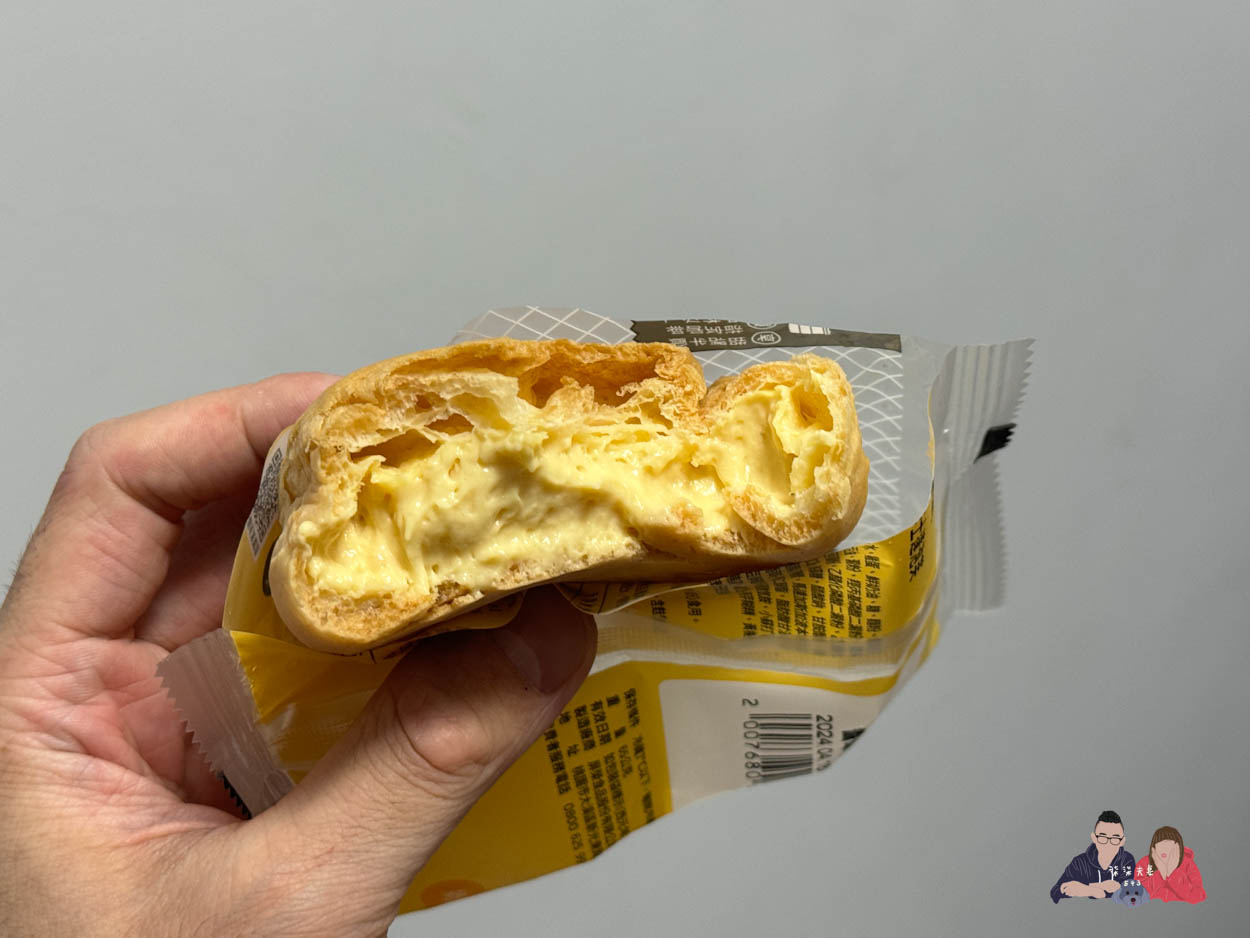 全家微波食品/甜點筆記》吃過的25項食物評比大集合,靠友善食光吃遍超商美食!- 持續增加中 - 第66張圖 全家香草卡士達泡芙 (1)