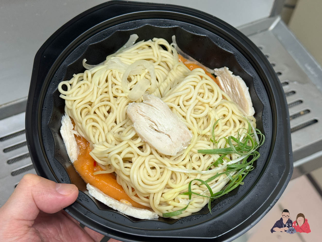 全家微波食品/甜點筆記》吃過的25項食物評比大集合,靠友善食光吃遍超商美食!- 持續增加中 - 第57張圖 全家麵屋武藏雞白湯拉麵 (2)