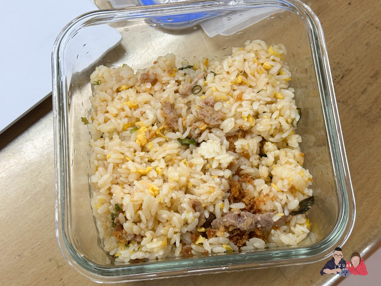全家微波食品/甜點筆記》吃過的25項食物評比大集合,靠友善食光吃遍超商美食!- 持續增加中 - 第16張圖 全家鼎泰豐香拌海鮮醬肉絲蛋炒飯 (2)