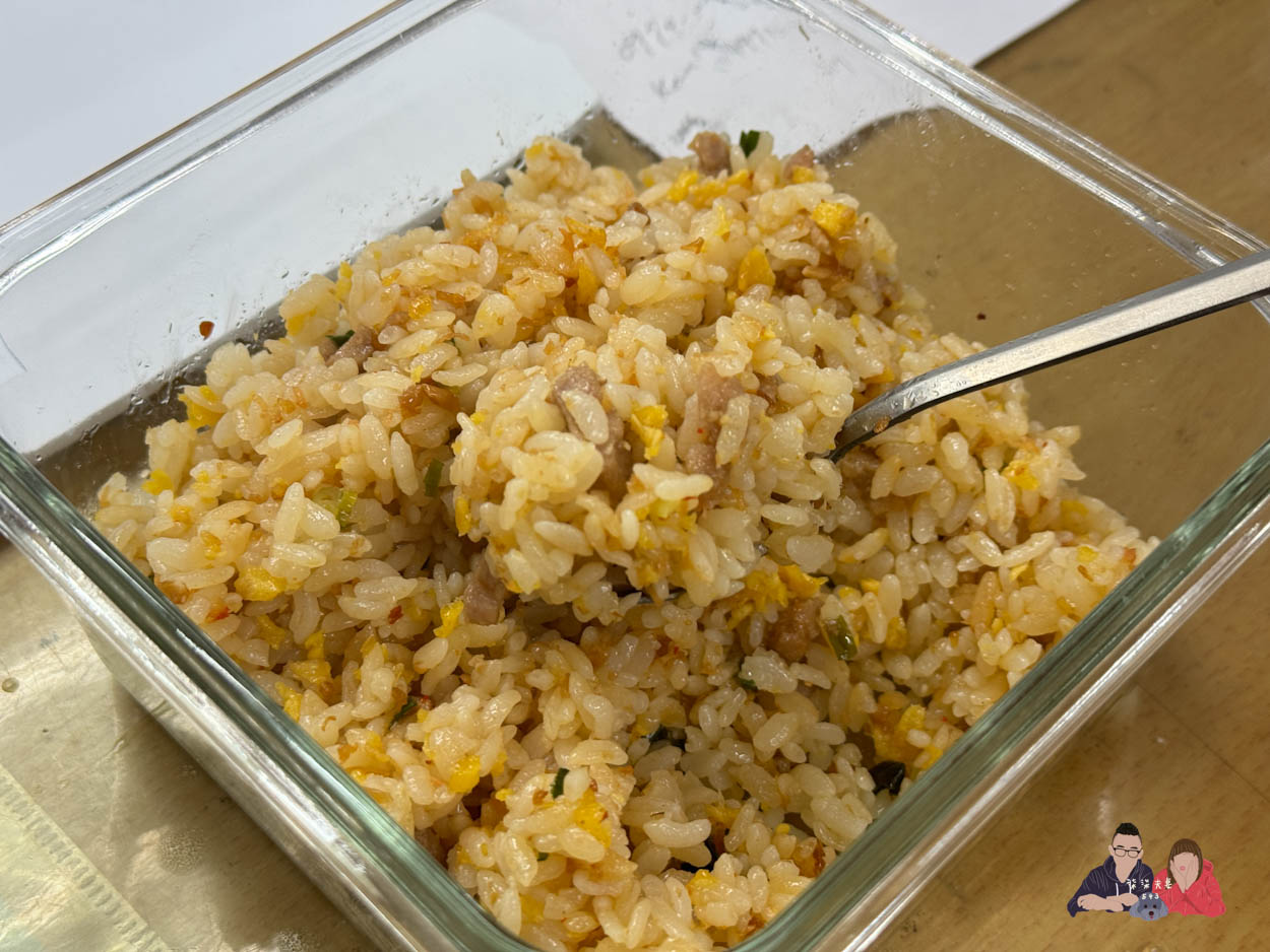 全家微波食品/甜點筆記》吃過的25項食物評比大集合,靠友善食光吃遍超商美食!- 持續增加中 - 第17張圖 全家鼎泰豐香拌海鮮醬肉絲蛋炒飯 (3)