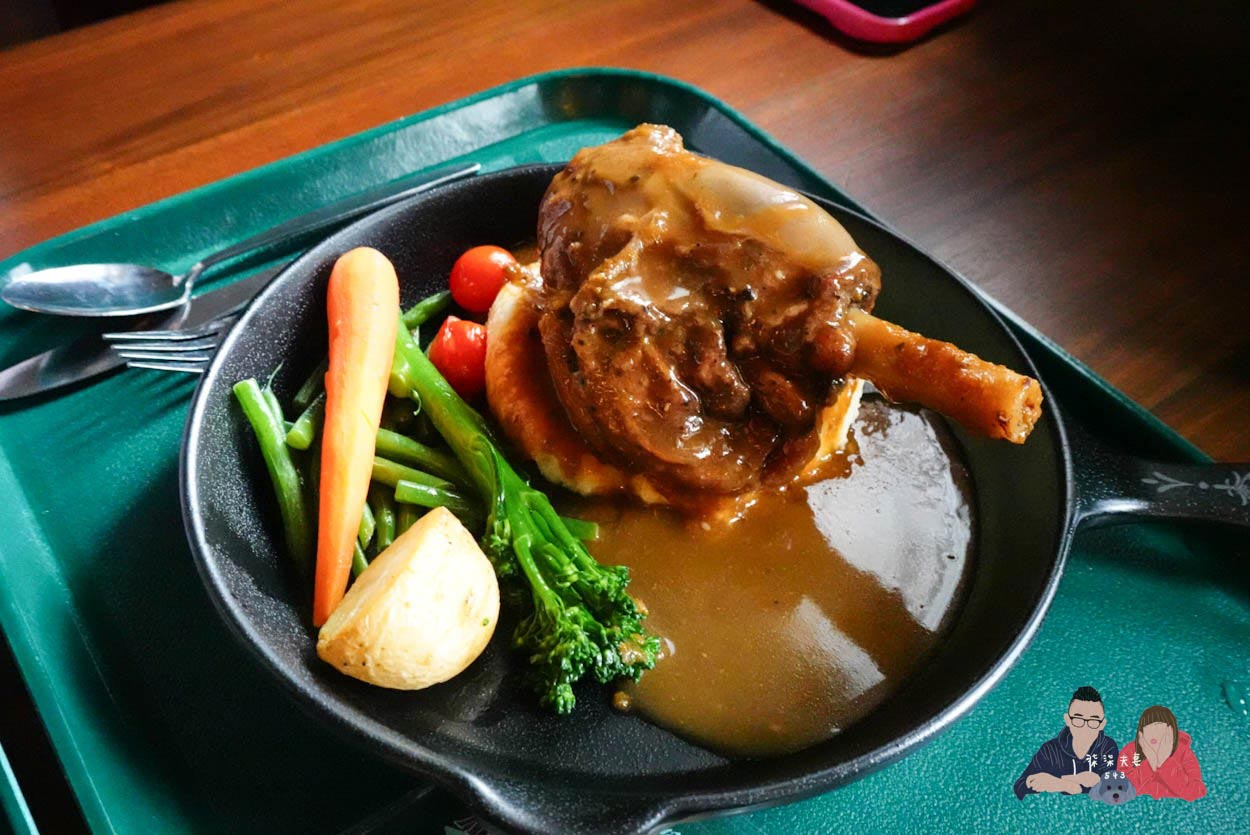 【香港迪士尼餐券攻略】三合一/兒童餐券值得買嗎?最划算買法、省錢公式總整理! - 第4張圖 香港迪士尼 阿德爾港畔餐廳 紅酒燉羊膝