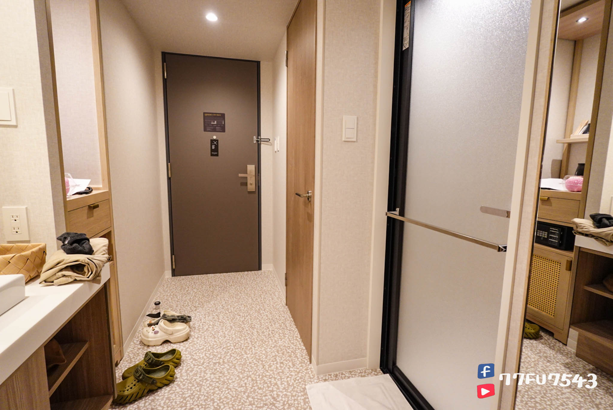 【The Nest Naha】沖繩市區 2025 全新開幕設計飯店!無邊際泳池 x Happy Hour 免費酒水,那霸住宿 CP 值新秀 - 第12張圖 THE NEST NAHA 玄關與衛浴空間