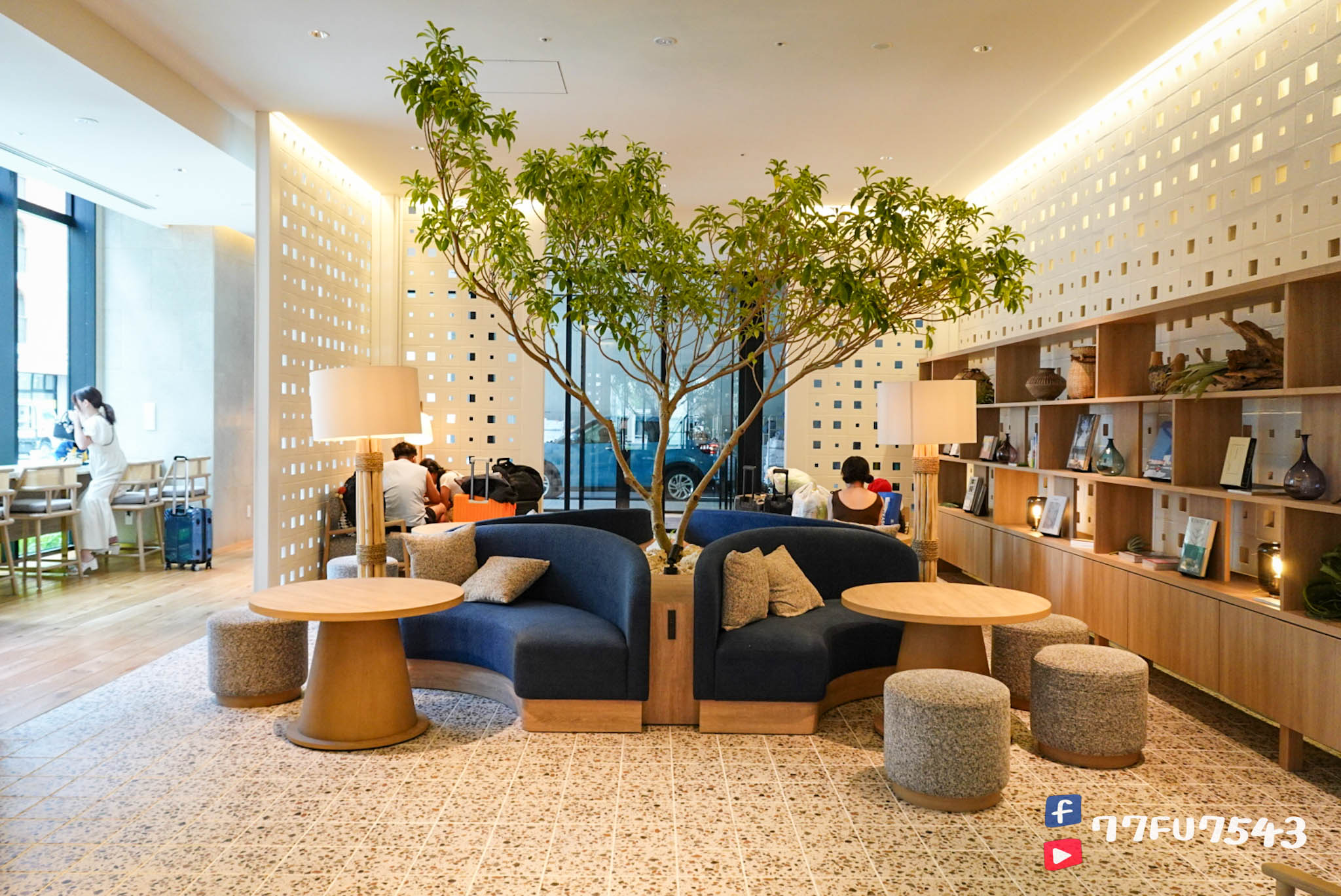【The Nest Naha】沖繩市區 2025 全新開幕設計飯店!無邊際泳池 x Happy Hour 免費酒水,那霸住宿 CP 值新秀 - 第31張圖 THE NEST NAHA 一樓交誼廳