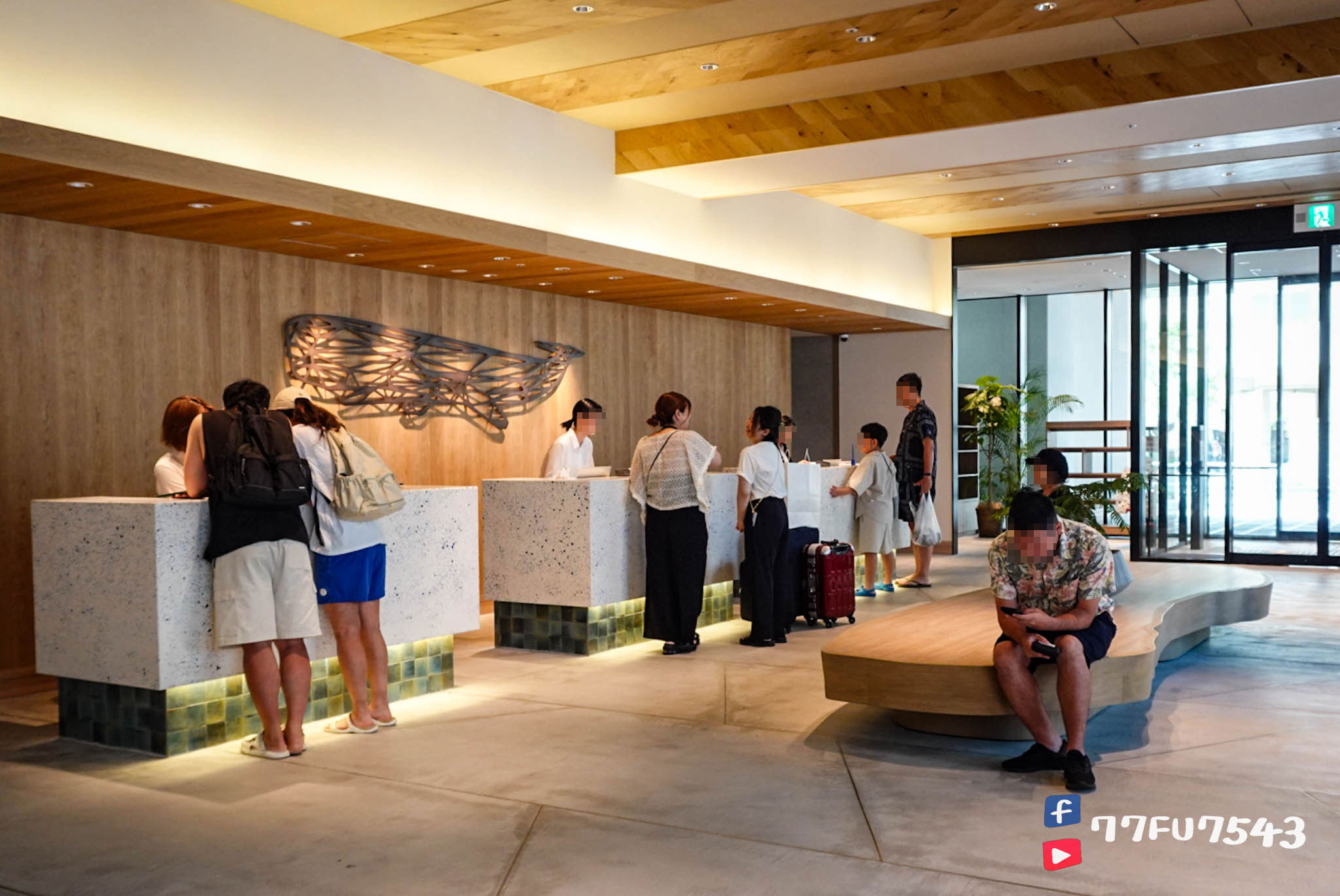 【The Nest Naha】沖繩市區 2025 全新開幕設計飯店!無邊際泳池 x Happy Hour 免費酒水,那霸住宿 CP 值新秀 - 第32張圖 THE-NEST-NAHA 排隊等待 Check in的人