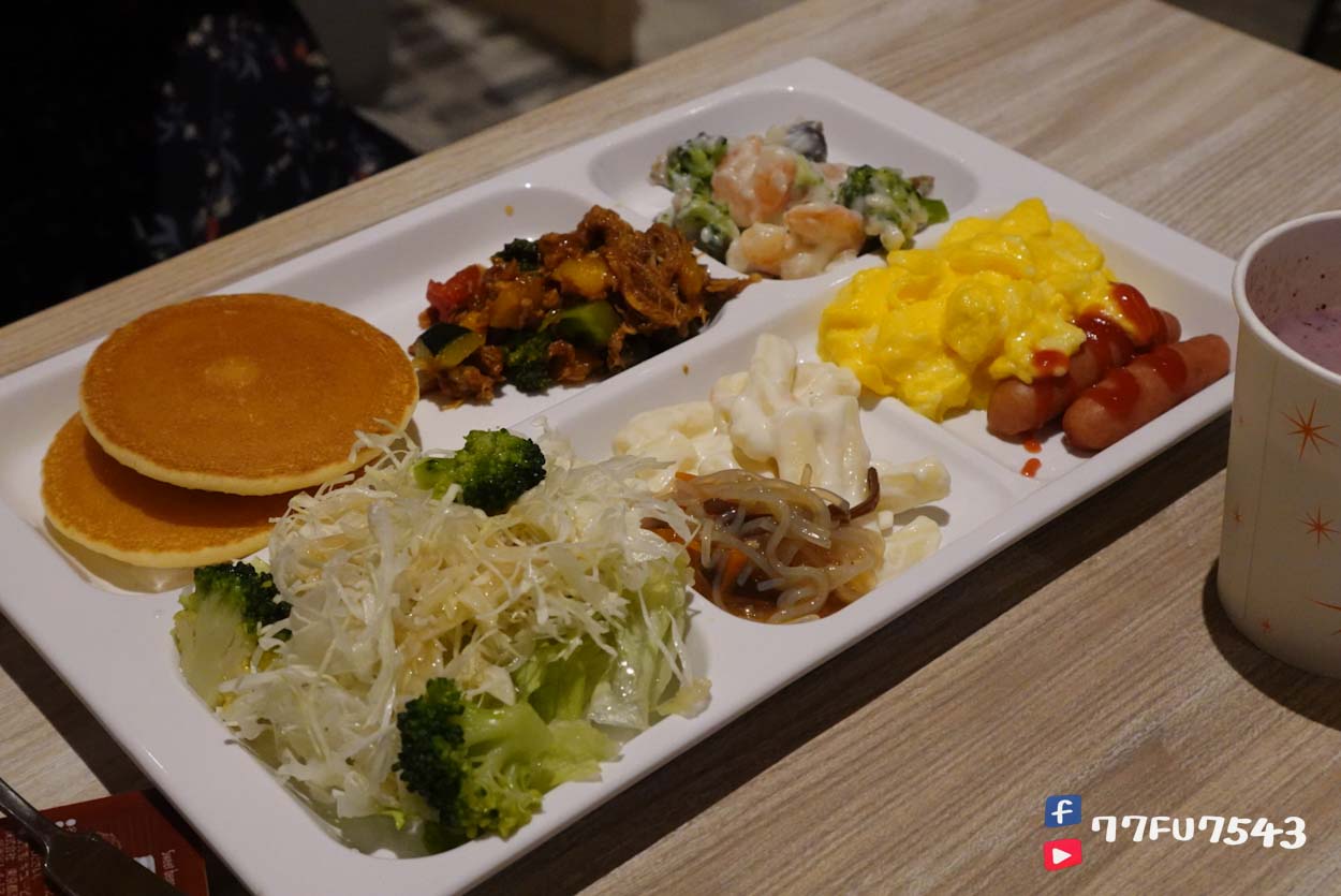 名古屋新幹線口舒適飯店早餐，隨便夾就一大盤