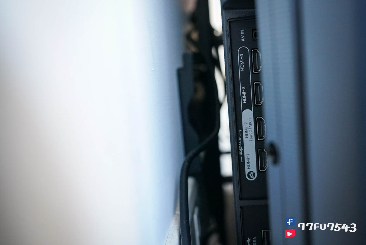 【BenQ J-770 MiniLED 55吋遊戲Google TV開箱】4K 144Hz 頂規效能,兼顧電競與家庭娛樂的高 CP 值首選! - 第4張圖 BenQ J-770連接埠改全側邊設計