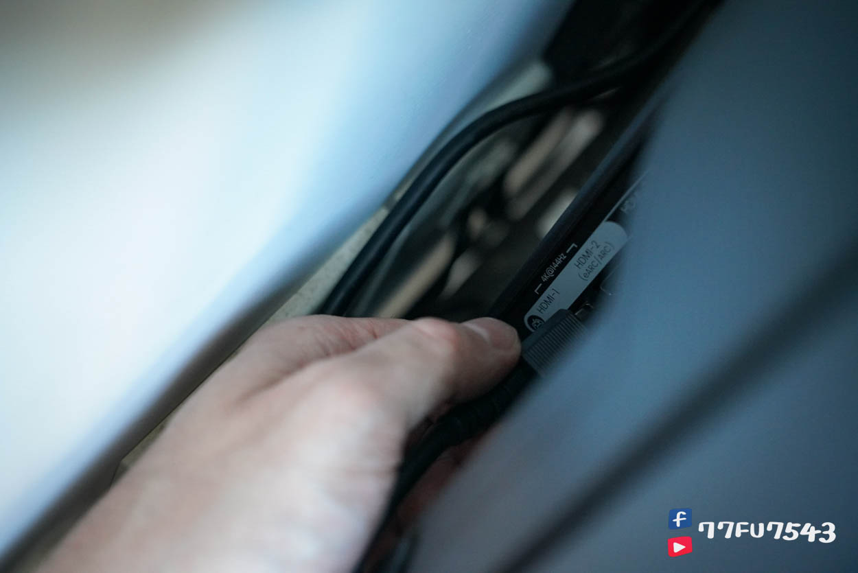 【BenQ J-770 MiniLED 55吋遊戲Google TV開箱】4K 144Hz 頂規效能,兼顧電競與家庭娛樂的高 CP 值首選! - 第5張圖 BenQ J-770即使壁掛,男生手掌也能輕鬆深入!