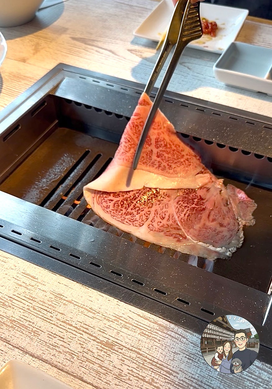 【東京燒肉推薦】USHIHACHI 牛八:親子友善燒肉!推車可入內、無煙味,帶嬰兒也能大口吃和牛! - 第12張圖 ushihachi3秒炙燒牛