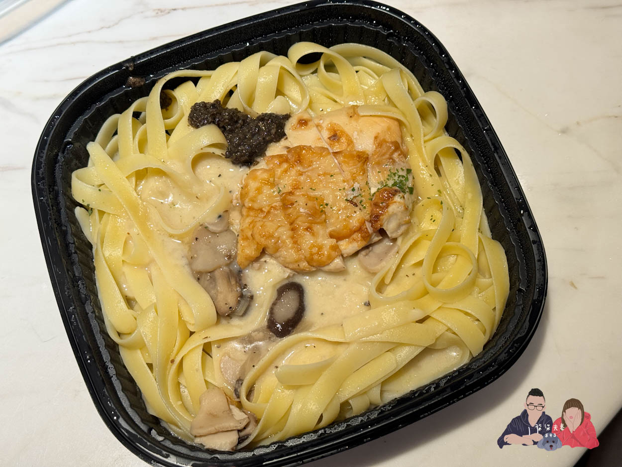 7-11微波食品/甜點筆記》吃過的10項食物評比大集合,靠i珍食吃遍超商美食!- 持續增加中 - 第11張圖 7-11晶華酒店松露烤雞義大利麵 (2)