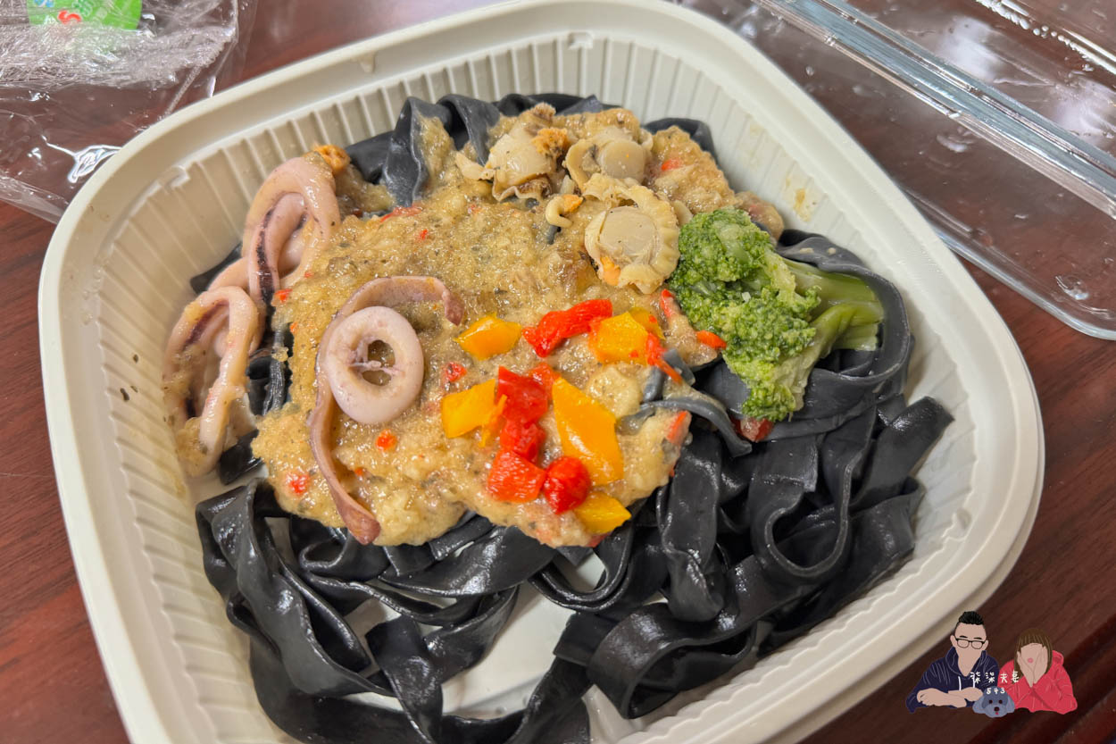7-11微波食品/甜點筆記》吃過的10項食物評比大集合,靠i珍食吃遍超商美食!- 持續增加中 - 第6張圖 7-11蒜辣雙海鮮墨魚麵 (3)