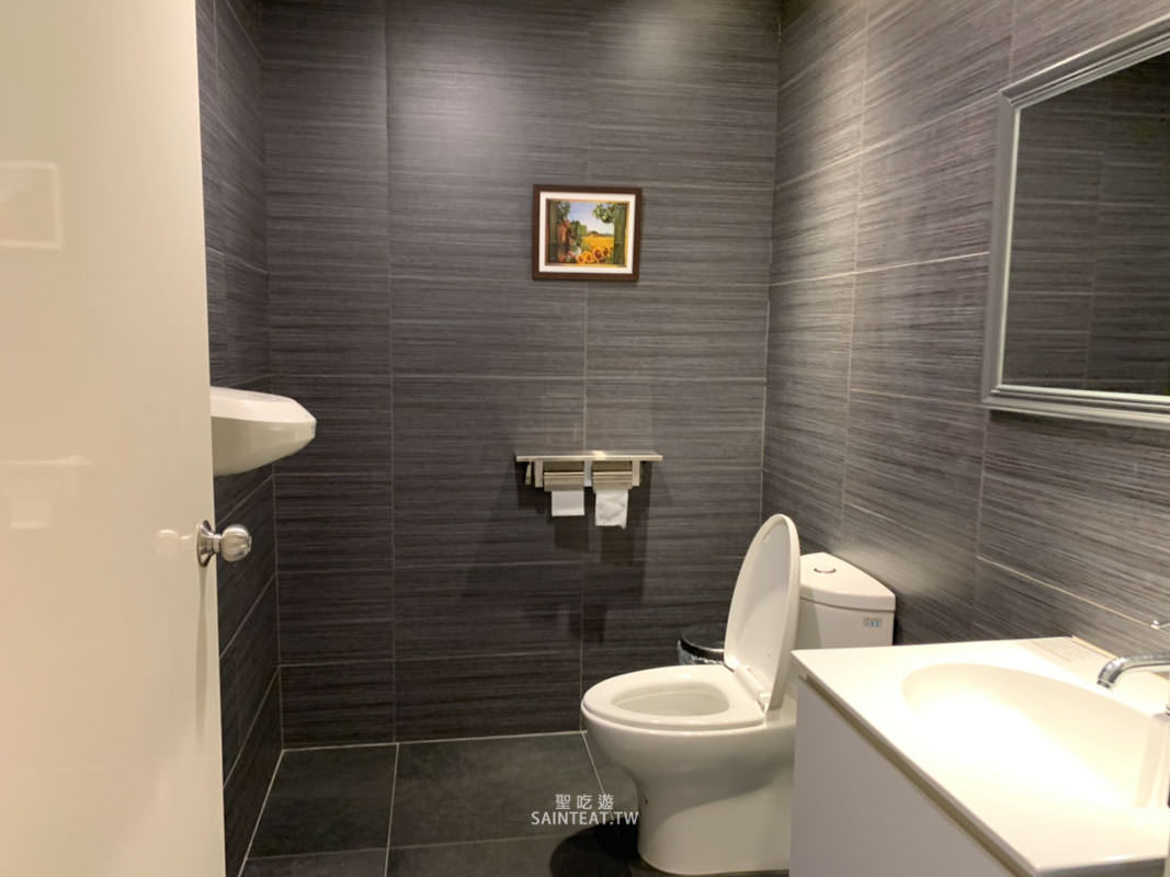 88樂章婚宴會館參觀心得2021》參觀預約、場地環境、方案內容心得整理。童話風婚宴場地，紫藤花跟玫瑰花海超夢幻，場內場外都超好拍！