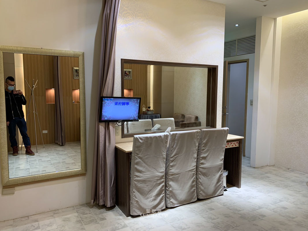 88樂章婚宴會館參觀心得2021》參觀預約、場地環境、方案內容心得整理。童話風婚宴場地，紫藤花跟玫瑰花海超夢幻，場內場外都超好拍！