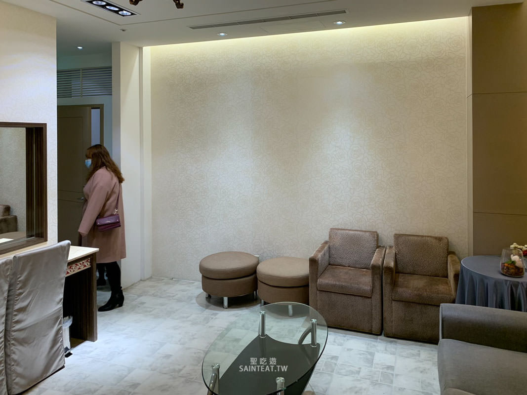 88樂章婚宴會館參觀心得2021》參觀預約、場地環境、方案內容心得整理。童話風婚宴場地，紫藤花跟玫瑰花海超夢幻，場內場外都超好拍！