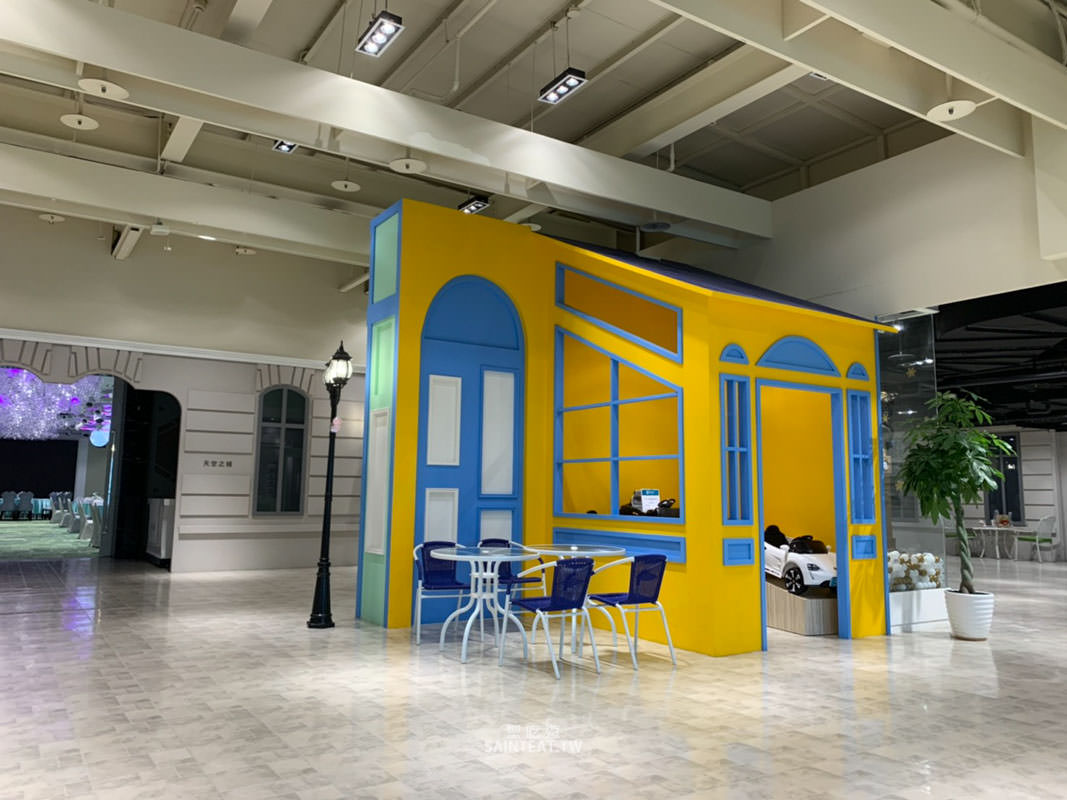 88樂章婚宴會館參觀心得2021》參觀預約、場地環境、方案內容心得整理。童話風婚宴場地，紫藤花跟玫瑰花海超夢幻，場內場外都超好拍！