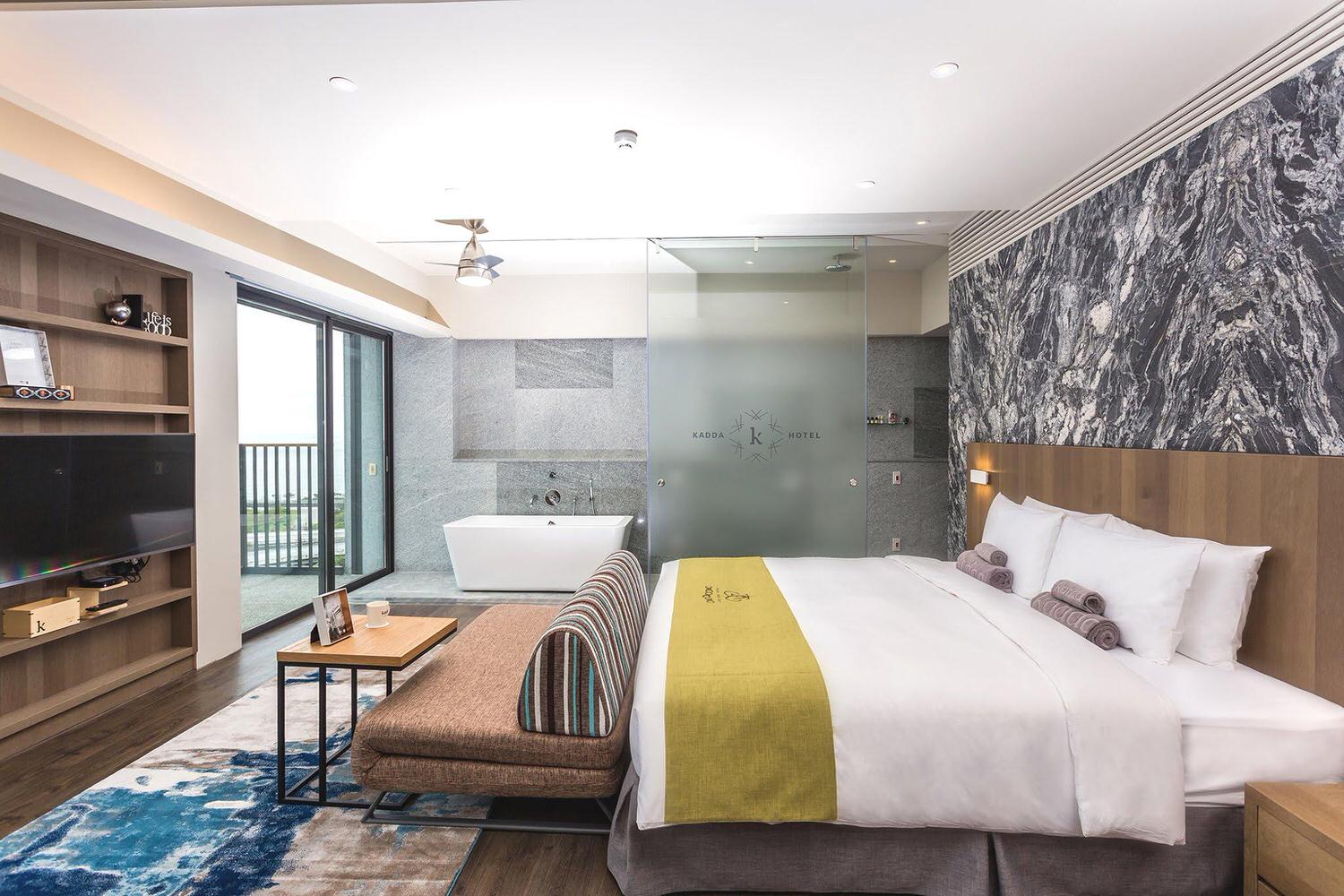 Kadda Hotel 璽賓行旅》每間都是海景房，還有無邊際泳池，窗外海天一色好壯闊！