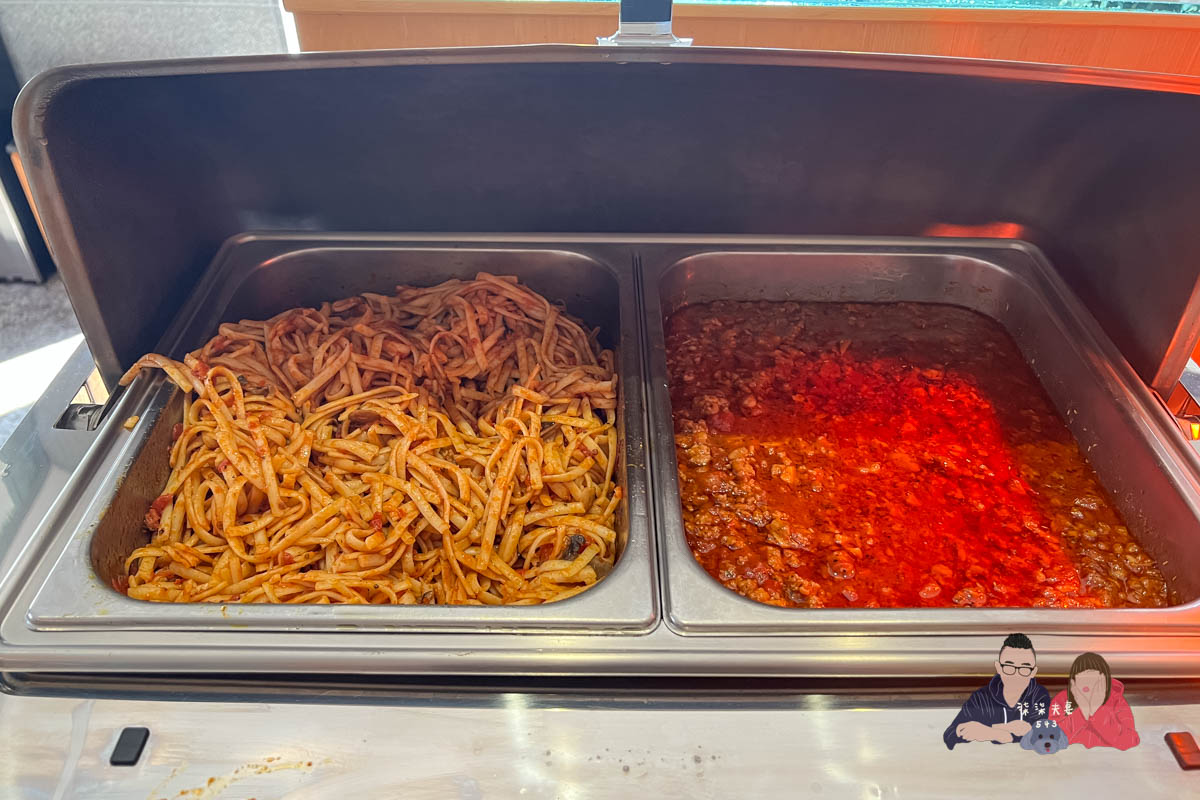 Kadda Hotel 璽賓行旅》每間都是海景房，還有無邊際泳池，窗外海天一色好壯闊！