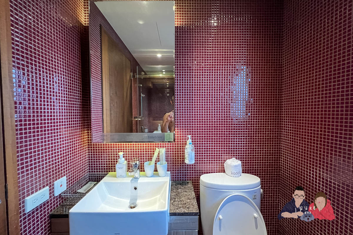 Kadda Hotel 璽賓行旅》每間都是海景房，還有無邊際泳池，窗外海天一色好壯闊！