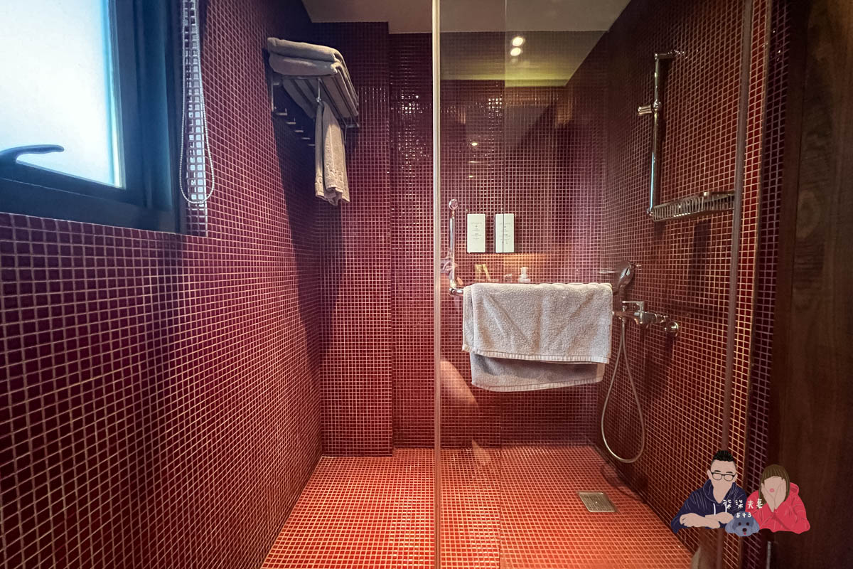 Kadda Hotel 璽賓行旅》每間都是海景房，還有無邊際泳池，窗外海天一色好壯闊！