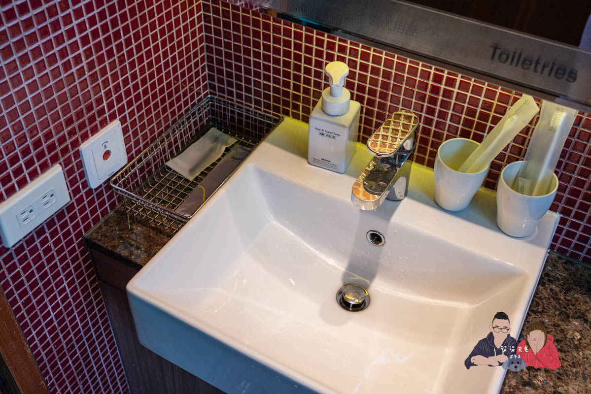 Kadda Hotel 璽賓行旅》每間都是海景房，還有無邊際泳池，窗外海天一色好壯闊！