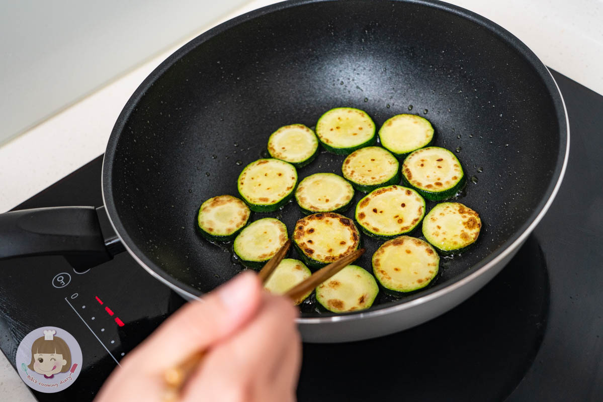 不沾鍋推薦》樂扣樂扣不沾鍋北歐極光灰,適用於瓦斯爐、IH爐、電磁爐、電陶爐等多種爐具 - 第5張圖 不沾鍋推薦》樂扣樂扣不沾鍋北歐極光灰,適用於瓦斯爐、IH爐、電磁爐、電陶爐等多種爐具