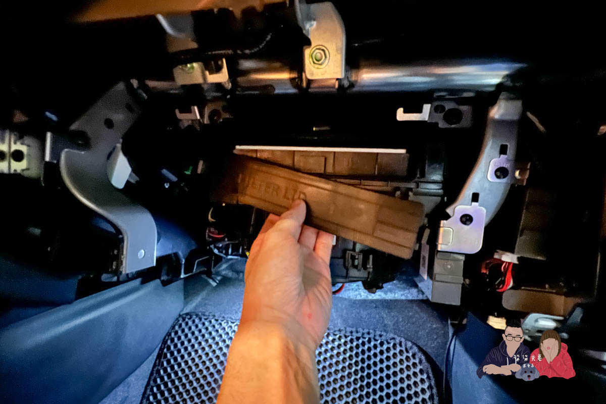 NISSAN SENTRA B18冷氣濾網更換》濾網位置／DIY教學／更換時間，汽車小白也可以學會！