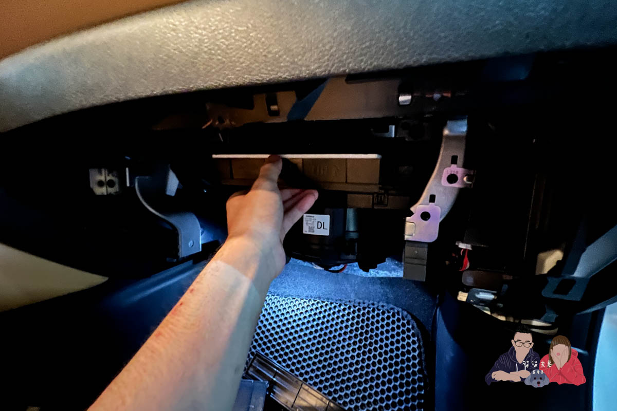 NISSAN SENTRA B18冷氣濾網更換》濾網位置／DIY教學／更換時間，汽車小白也可以學會！