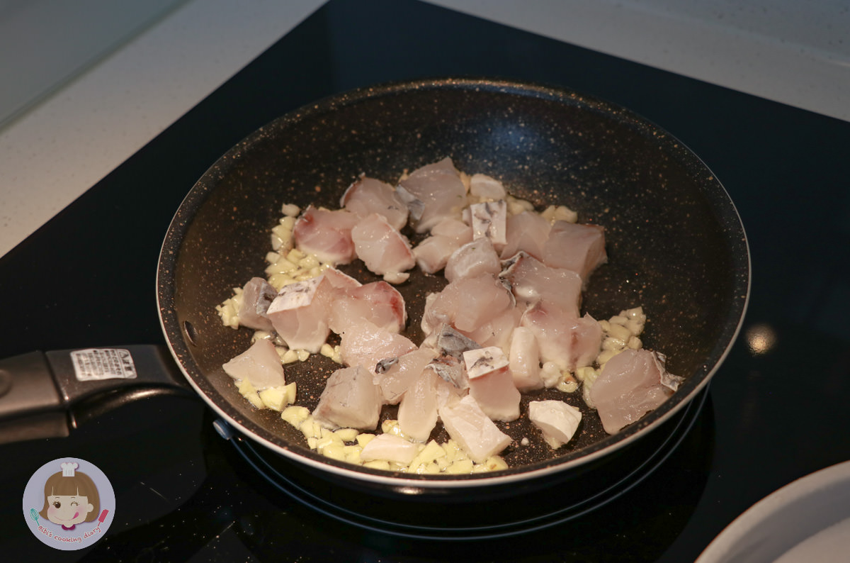 烤箱料理》焗烤蕃茄盅食譜|清炒、白醬、紅醬、青醬皆可自由變化 - 第3張圖 烤箱料理》焗烤蕃茄盅食譜|清炒、白醬、紅醬、青醬皆可自由變化