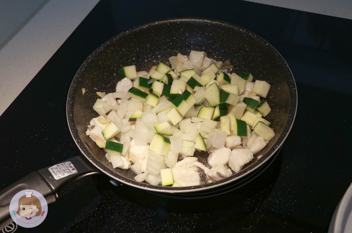 烤箱料理》焗烤蕃茄盅食譜|清炒、白醬、紅醬、青醬皆可自由變化 - 第4張圖 烤箱料理》焗烤蕃茄盅食譜|清炒、白醬、紅醬、青醬皆可自由變化