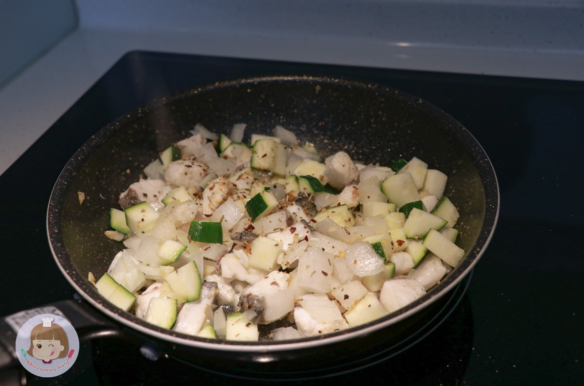 烤箱料理》焗烤蕃茄盅食譜|清炒、白醬、紅醬、青醬皆可自由變化 - 第5張圖 烤箱料理》焗烤蕃茄盅食譜|清炒、白醬、紅醬、青醬皆可自由變化