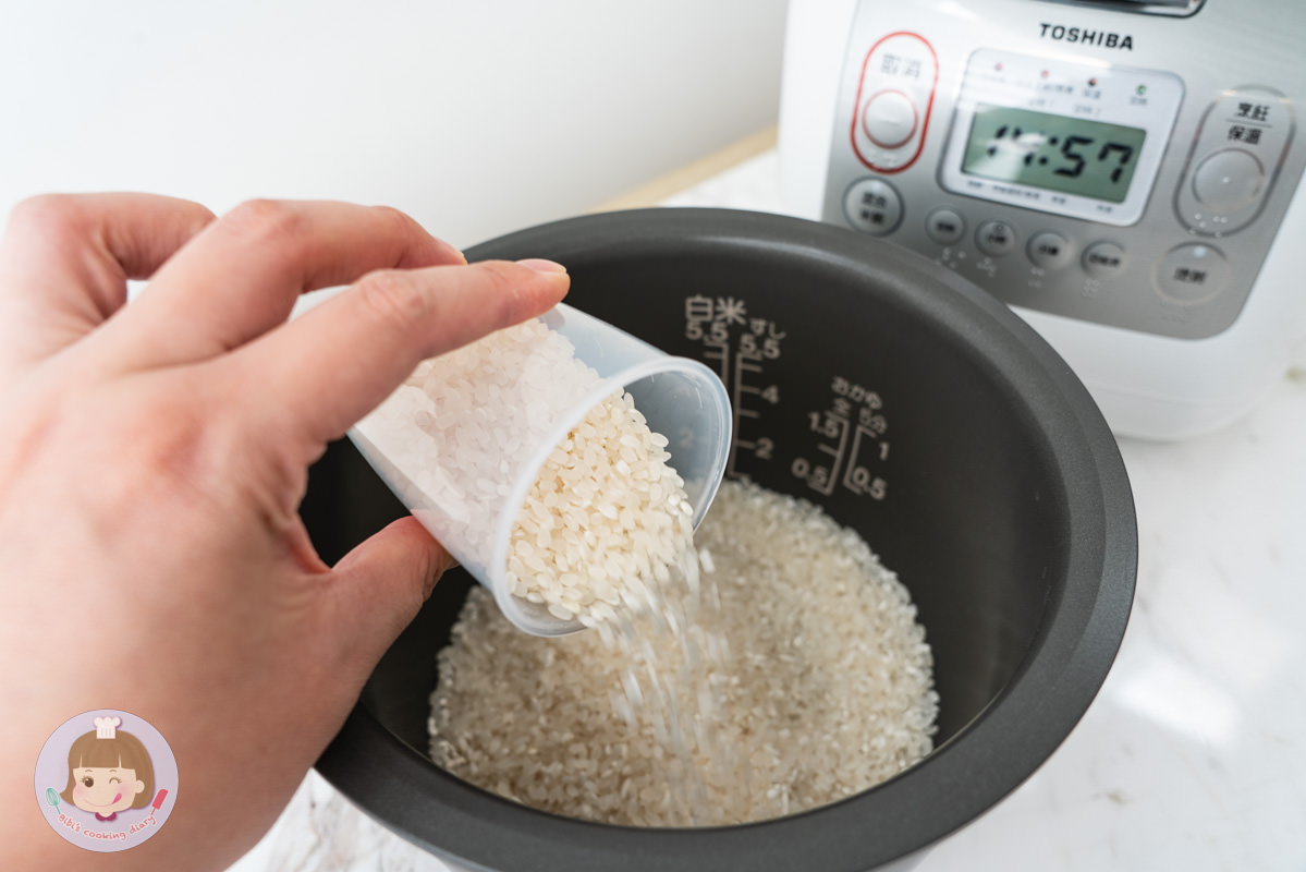 2022電子鍋推薦》東芝Toshiba 4mm極厚鍛造球釜6人份電子鍋｜煮蛋功能超方便！更強的是居然還能做蛋糕跟麵包？！